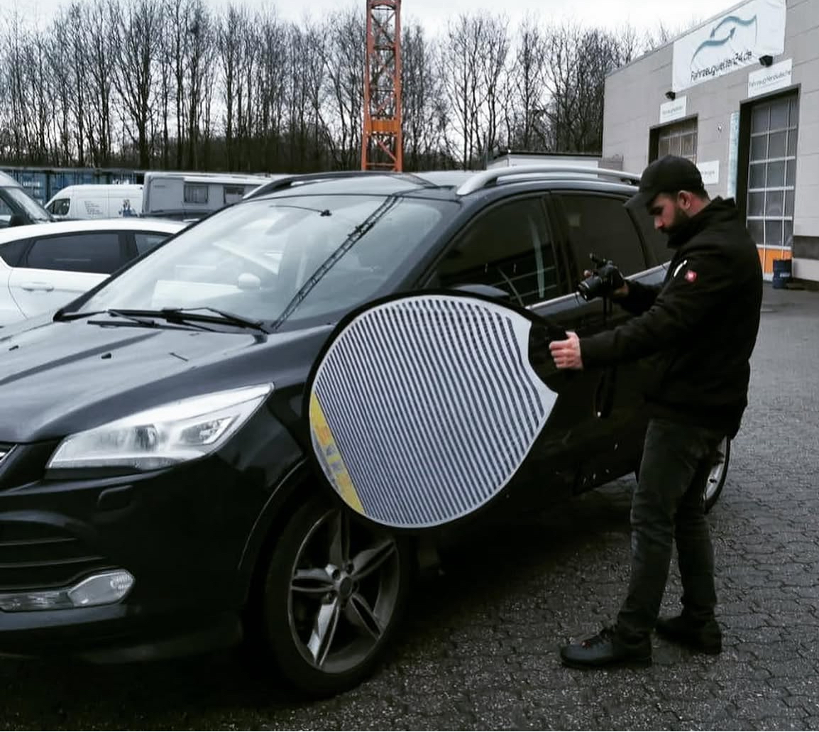 Ich prüfe einen Fahrzeugschaden mit professioneller Messtechnik
